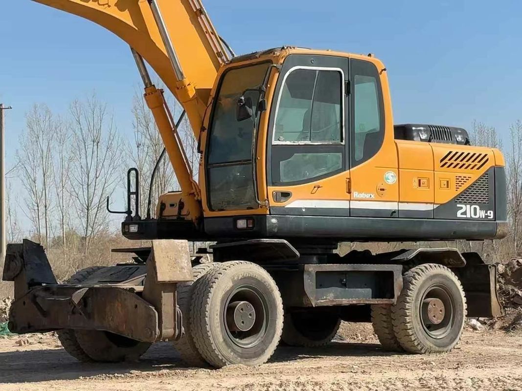 Использованный экскаватор на колесах Hyundai 210-9 2014 года. Надежное состояние. Доступная цена.