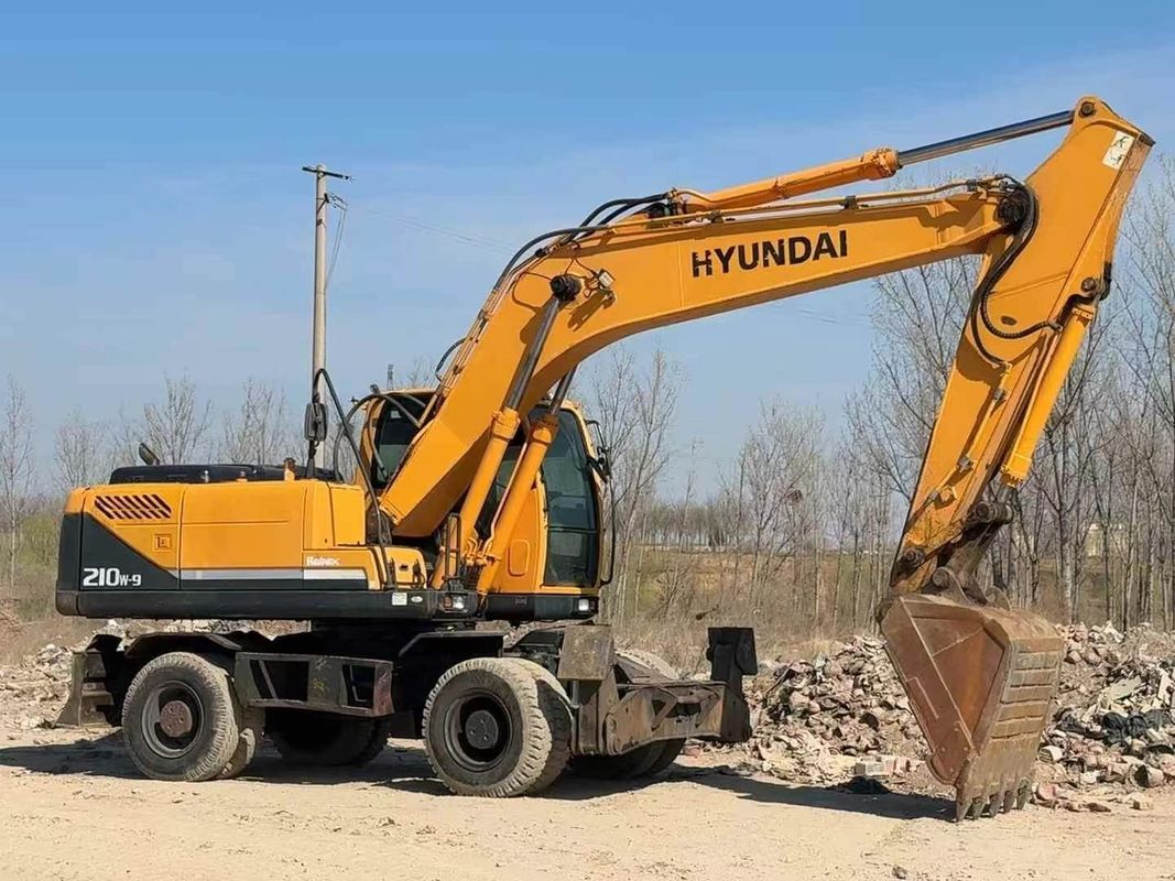 Использованный экскаватор на колесах Hyundai 210-9 2014 года. Надежное состояние. Доступная цена.