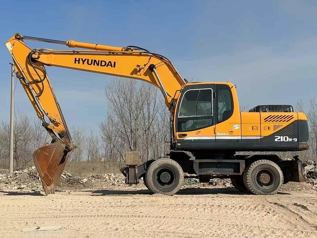 Использованный экскаватор на колесах Hyundai 210-9 2014 года. Надежное состояние. Доступная цена.