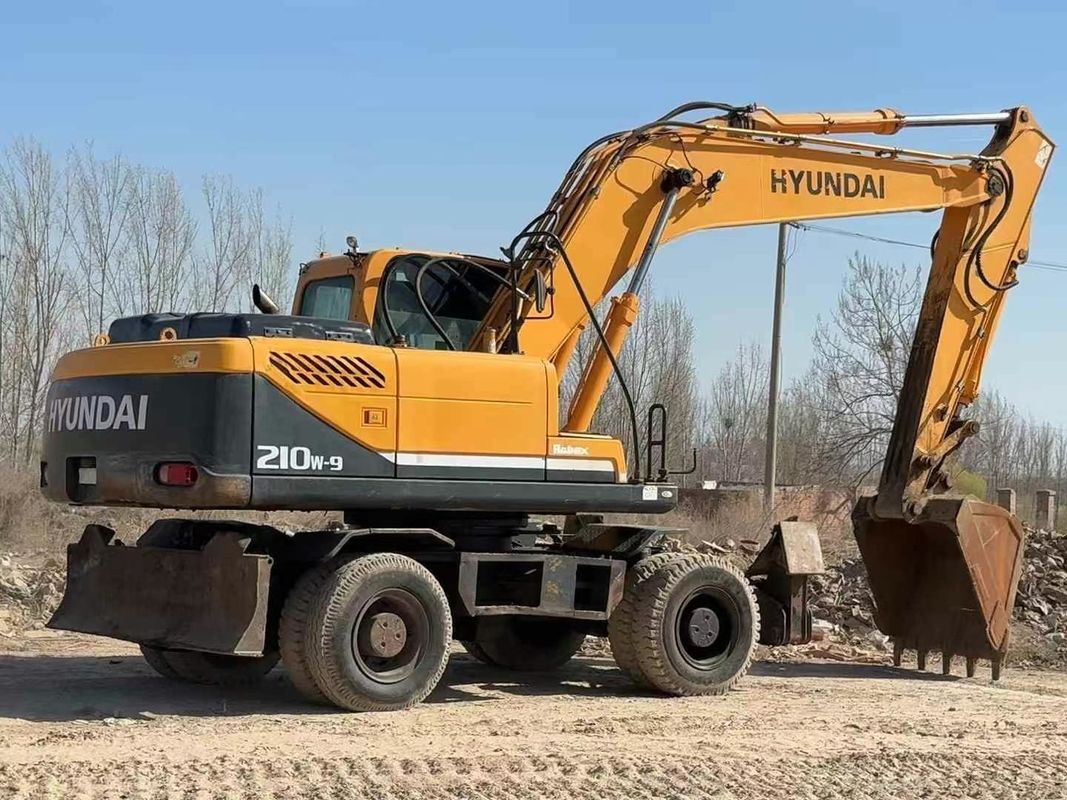 Использованный экскаватор на колесах Hyundai 210-9 2014 года. Надежное состояние. Доступная цена.