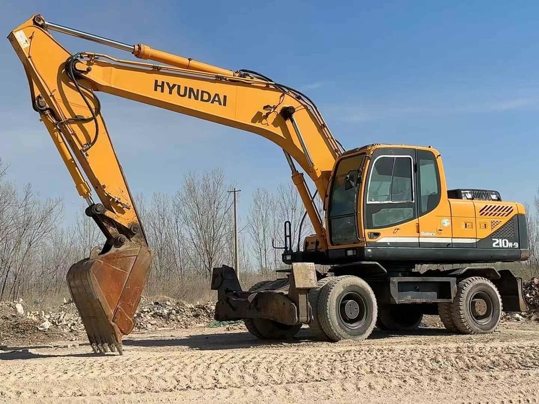 Использованный экскаватор на колесах Hyundai 210-9 2014 года. Надежное состояние. Доступная цена.
