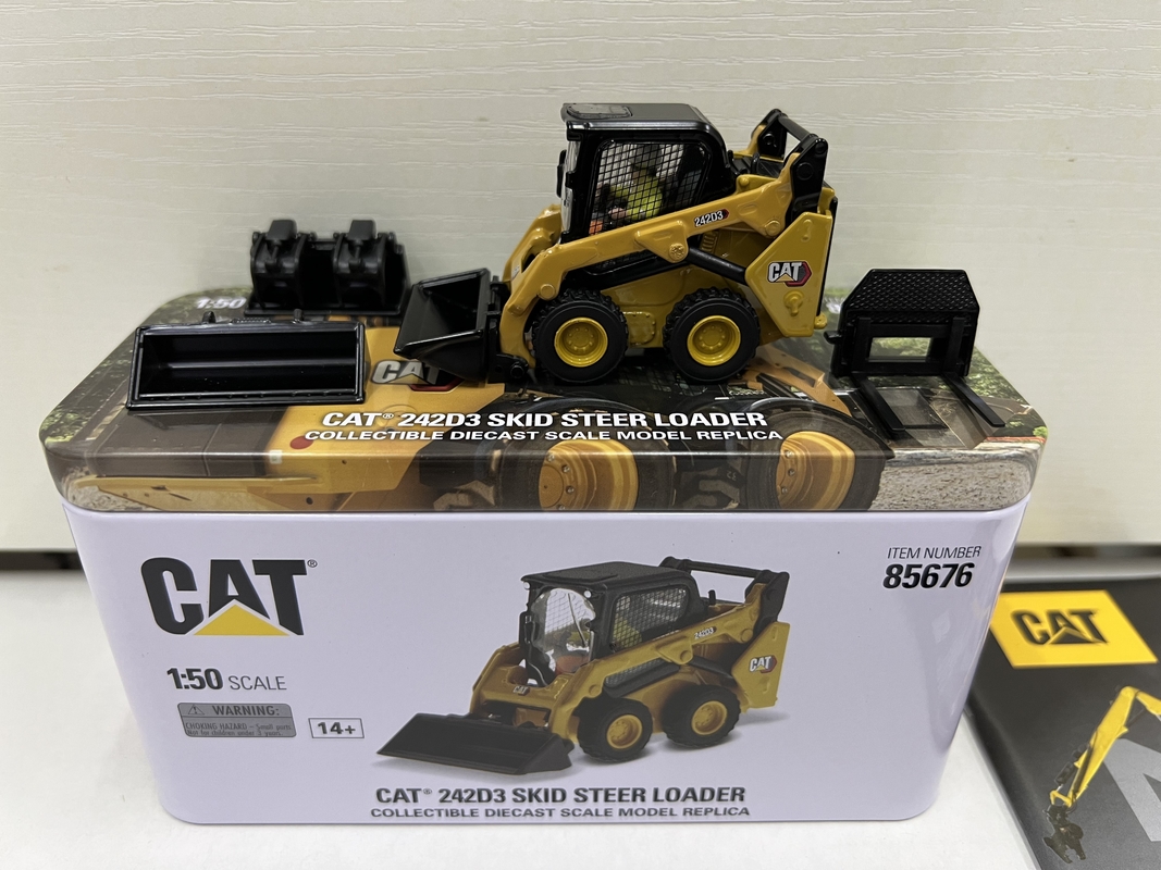 DM 1:50 CAT 242D3 Компактный колесный погрузчик, литая модель из сплава 85676, коллекционная игрушка